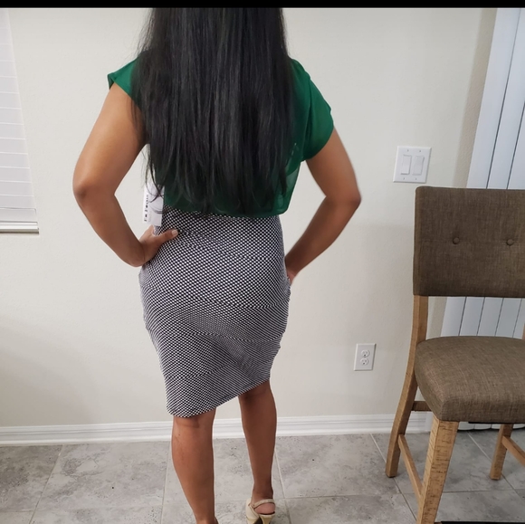 Zipper closureShort sleeve, round neck knee leng - Picture 3 of 3